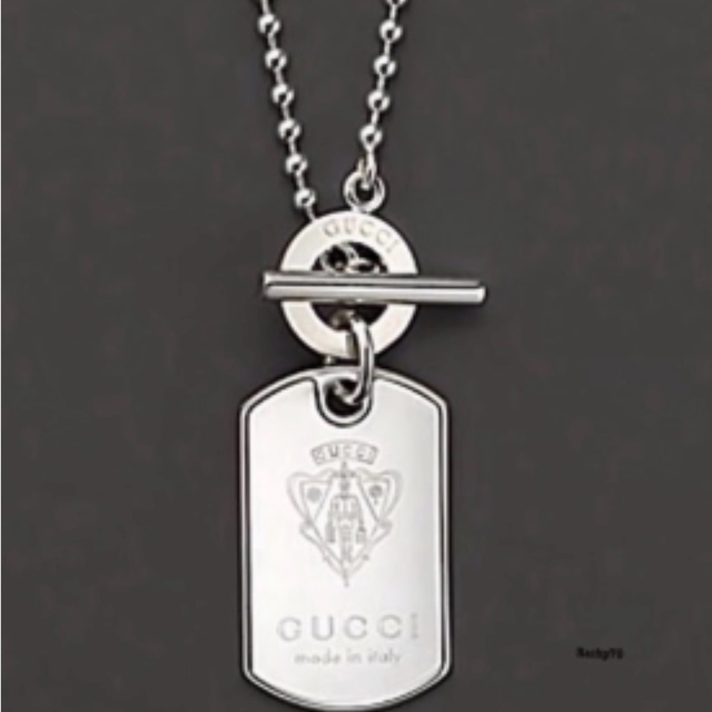 Gucci Silver Pendant Necklace Sleek Jewelry Accessory